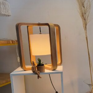 Abajur de madeira jequitibá com cúpula cilíndrica de linho