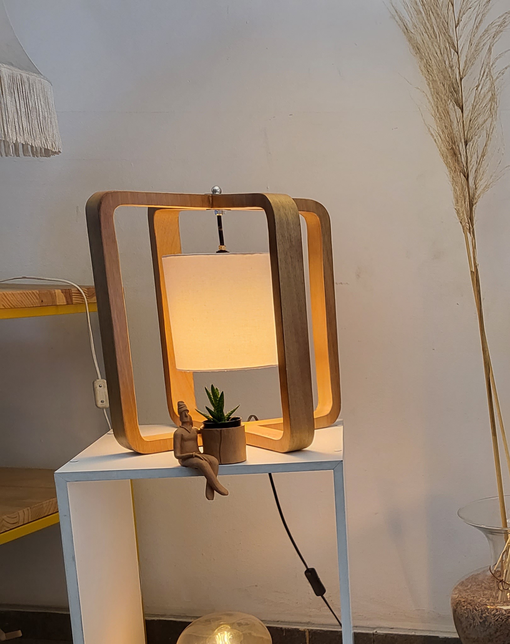 Abajur de madeira jequitibá com cúpula cilíndrica de linho