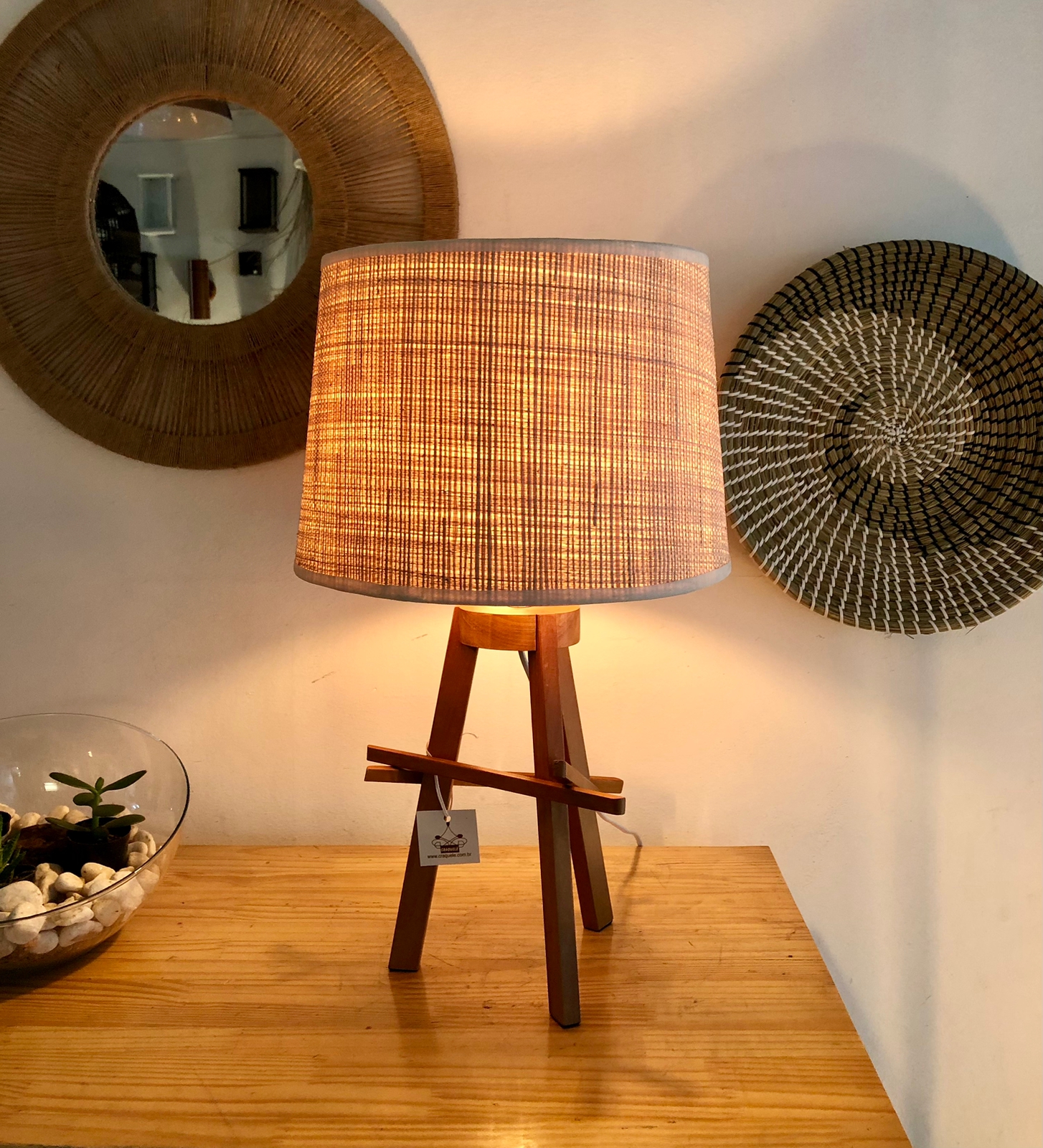 Abajur tripé de madeira freijó e cúpula em palha de buriti.