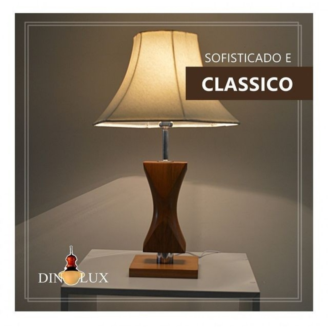 Abajur de madeira torneada com cúpula cônica de linho