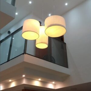 Lustre pendente pé direito duplo